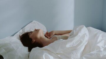 Vrouw in bed.