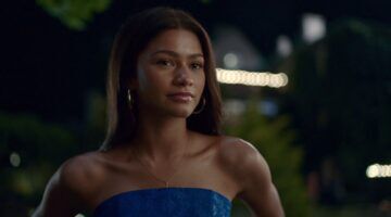 Vrouw in blauwe jurk.