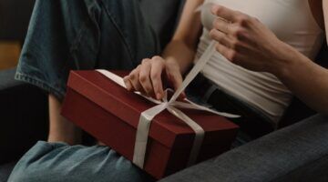 Vrouw pakt cadeautje uit.