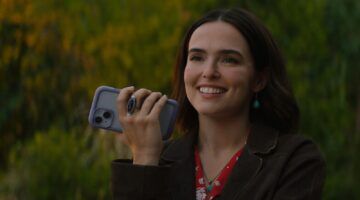 Vrouw neemt voicemail op.