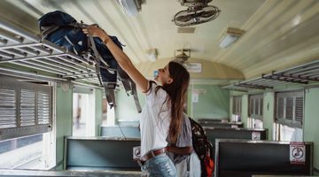 Vrouw met backpack in trein
