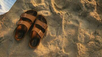 Birkenstocks op het strand.