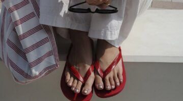 Vrouw met rode Havaianas.