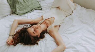 Vrouw ligt in bed na een lange vakantie.