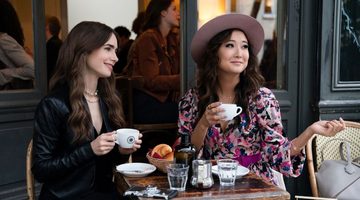 Twee vrouwen in een stad.