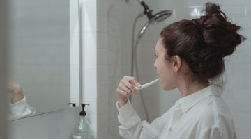 Vrouw poetst haar tanden.