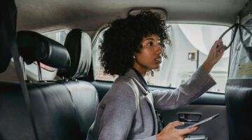 Een vrouw zit in de Uber.