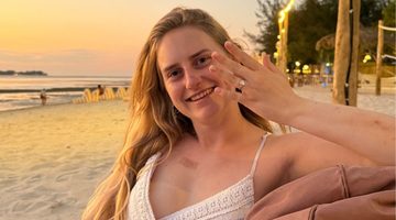 Romy op het strand met haar ring.