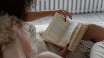 Vrouw met boek in haar handen.