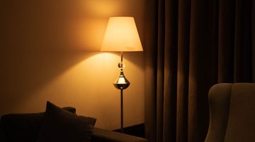 Gedimde lamp in een woonkamer.