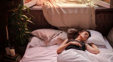 Slapende vrouw in bed