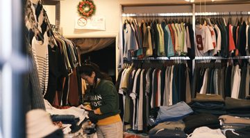 Vrouw in kringloopwinkel