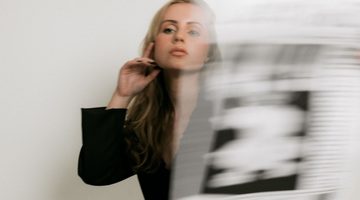 Vrouw leest de krant.