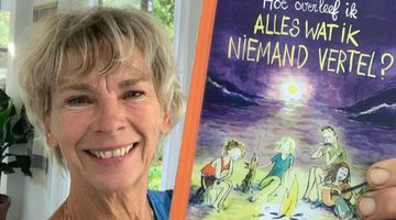 Francine Oomen met haar boek.