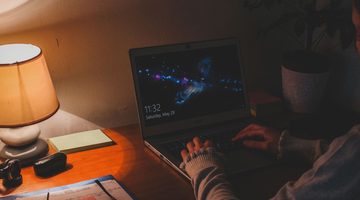 Vrouw op een computer.