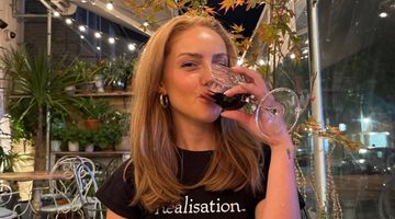 Vrouw drinkt wijn.