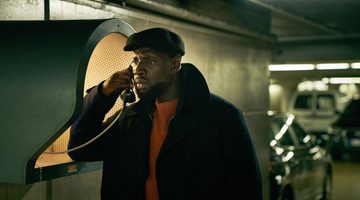 Man aan de telefoon.