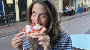 Zaar Goedemans eet pizza.
