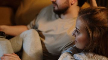 Man en vrouw op de bank.