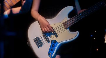 Vrouw speelt gitaar.