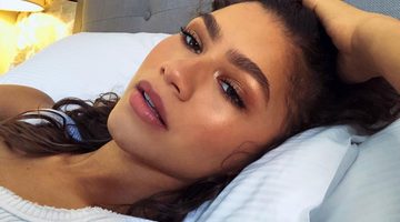Zendaya op bed.