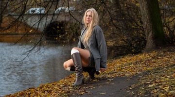 Vrouw in de herfstblaadjes.
