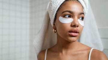 Vrouw met skincare.
