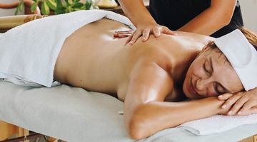 Vrouw wordt gemasseerd
