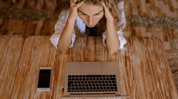 Vrouw kijkt naar computer.