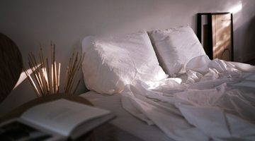 Beddengoed op bed.