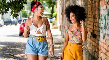 Twee vrouwen in vrolijke kleding.