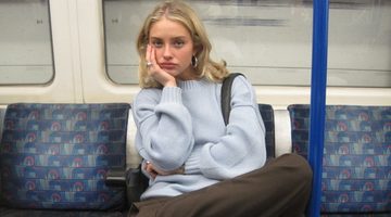 Vrouw in de trein.