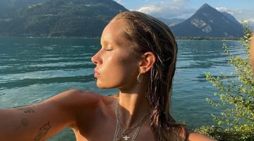 Vrouw aan het water.