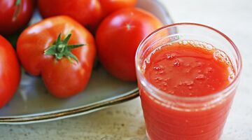 tomatensap in een vliegtuig