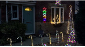 Vrouw versiert 4 maanden voor kerst haar huis