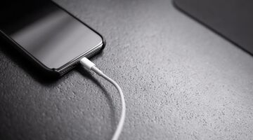 telefoon niet 's nachts aan de lader leggen