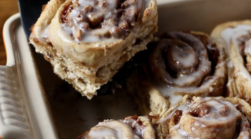 cinnamon rolls van bananenbrood