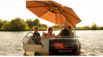 Boot varen barbecueën vrienden
