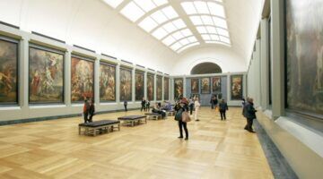 gebroken stoel in museum