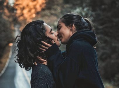 Illustratie voor: Lesje flirten: met deze 4 dingen verover jij je date in mum van tijd