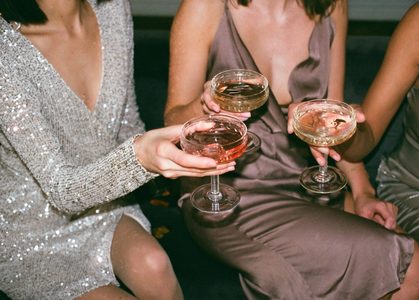 Illustratie voor: Deze leuke drankspellen wil jij dit weekend spelen