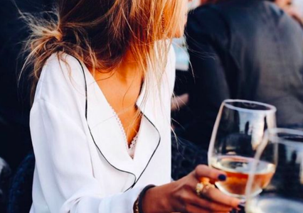 Illustratie voor: Vrouwen die wijn drinken hebben betere seks
