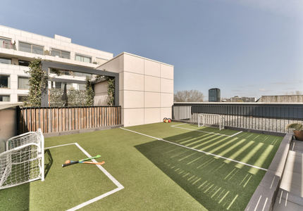 Illustratie voor: For sale: dit Amsterdamse penthouse mét hockeyveld op het dakterras