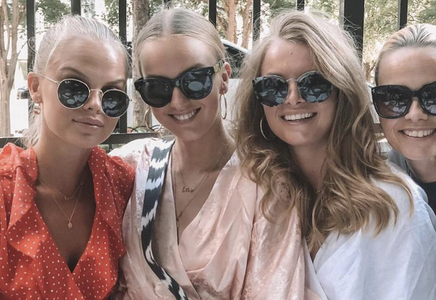 Illustratie voor: Dit zijn de drie knappe dochters en de vrouw van Frank de Boer