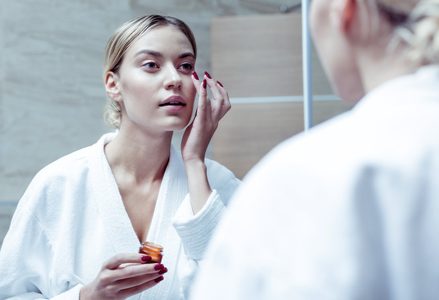 Illustratie voor: De wisseling van de wacht: zo pas je je make-up routine aan voor de winter