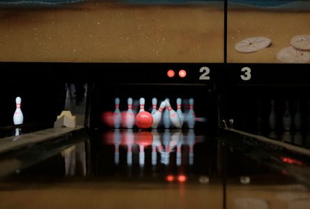 Illustratie voor: Football Bowling: nieuw in Amsterdam en perfect voor date night