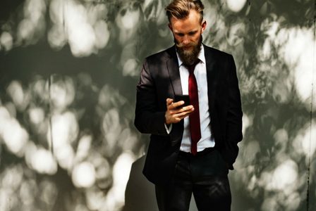 Illustratie voor: Alle ergernissen van mannen en hun Whatsapp-gedrag
