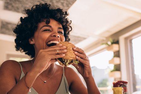 Illustratie voor: Dit is waarom eten altijd 10 x lekkerder is wanneer je honger hebt