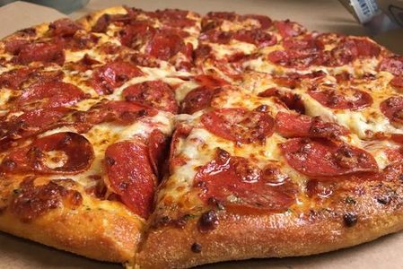 Illustratie voor: Aha! Dit is de reden dat afhaalpizza nooit helemaal doorgesneden wordt