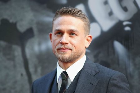 Illustratie voor: Hè hè, eindelijk Charlie Hunnam weer in XXL formaat te bewonderen